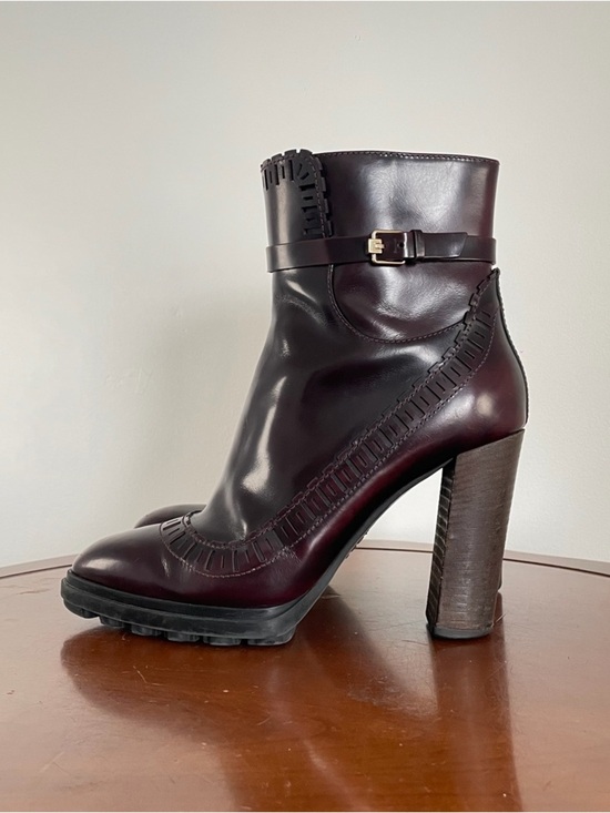 Tod's Shoes - Tod's Laser-cut Glossed-leather Ankle boots